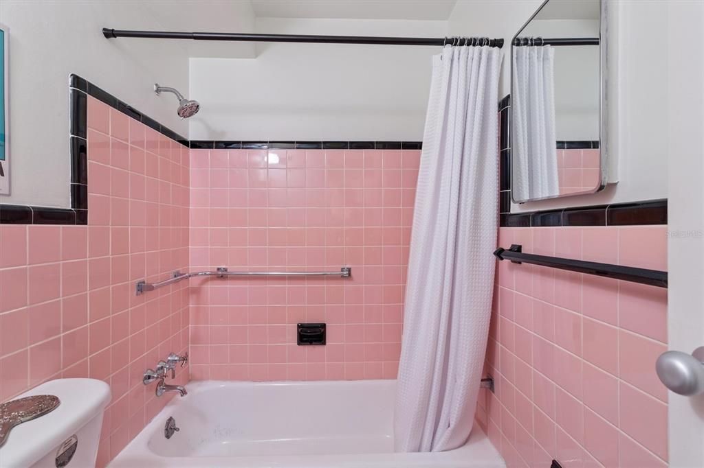 For Sale: $179,000 (1 beds, 1 baths, 780 Square Feet)