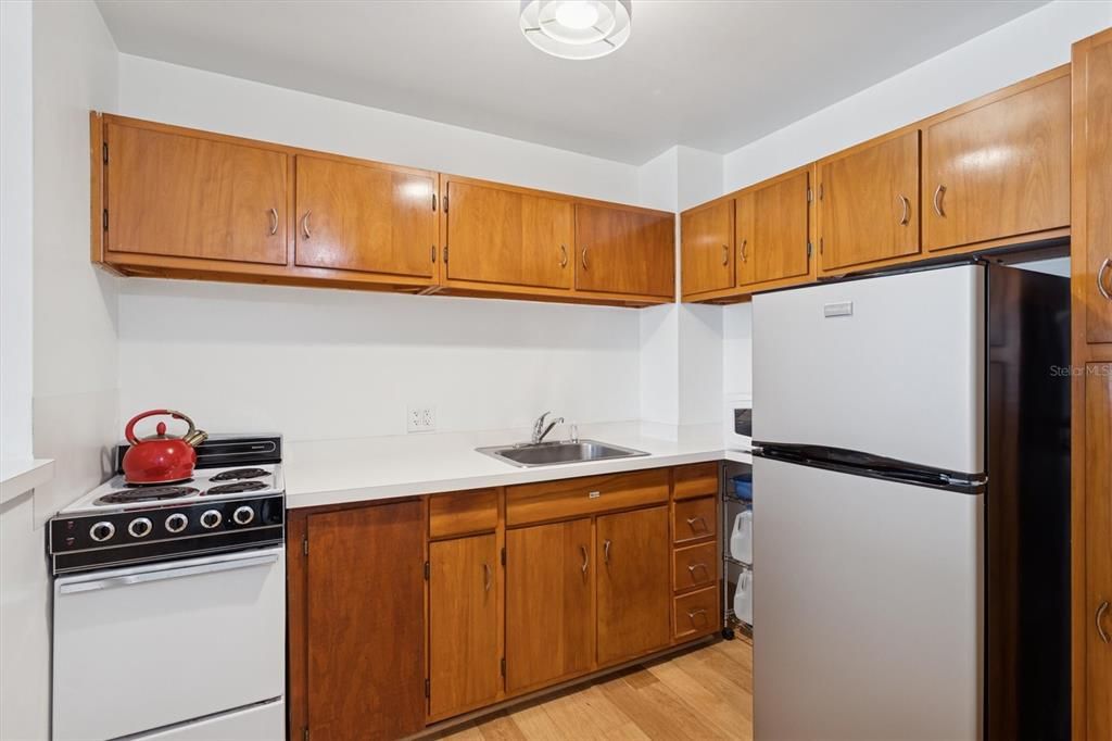 For Sale: $179,000 (1 beds, 1 baths, 780 Square Feet)