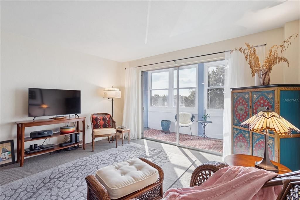 For Sale: $179,000 (1 beds, 1 baths, 780 Square Feet)