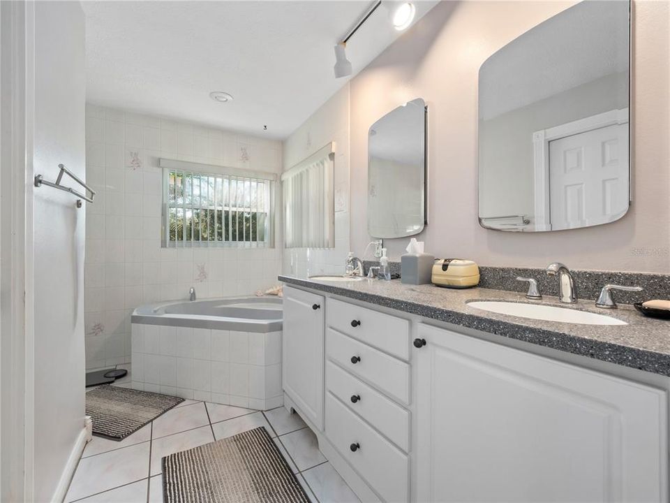 For Sale: $525,000 (3 beds, 2 baths, 2511 Square Feet)