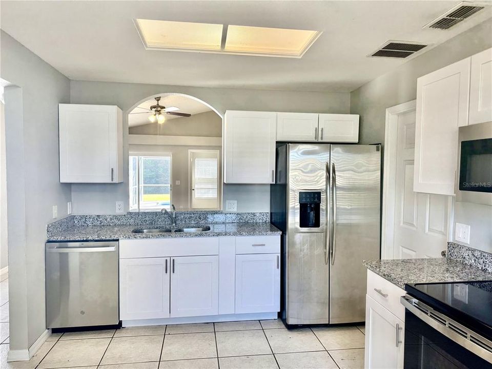 待售: $360,000 (3 贝兹, 2 浴室, 1237 平方英尺)