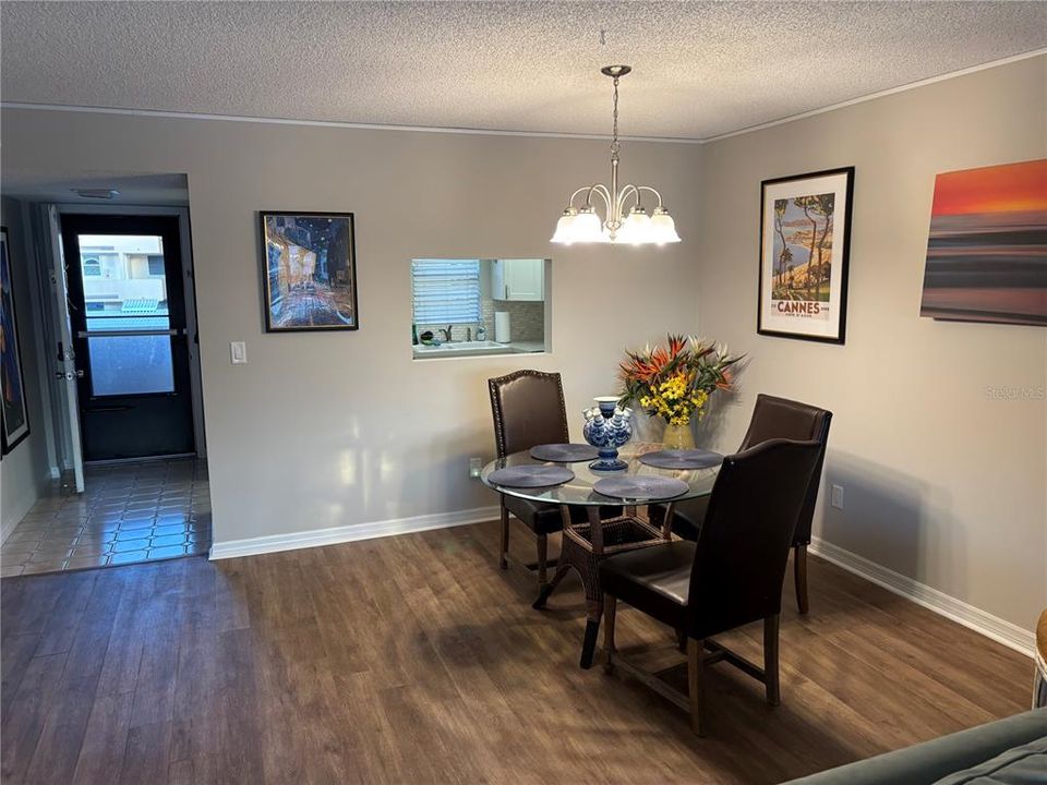 待售: $239,000 (2 贝兹, 2 浴室, 1110 平方英尺)