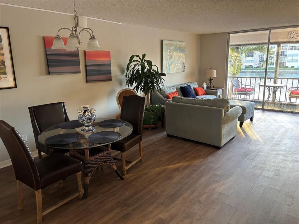 待售: $239,000 (2 贝兹, 2 浴室, 1110 平方英尺)