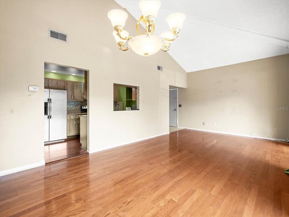 合同活跃: $108,000 (2 贝兹, 1 浴室, 872 平方英尺)