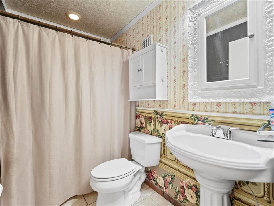 合同活跃: $108,000 (2 贝兹, 1 浴室, 872 平方英尺)