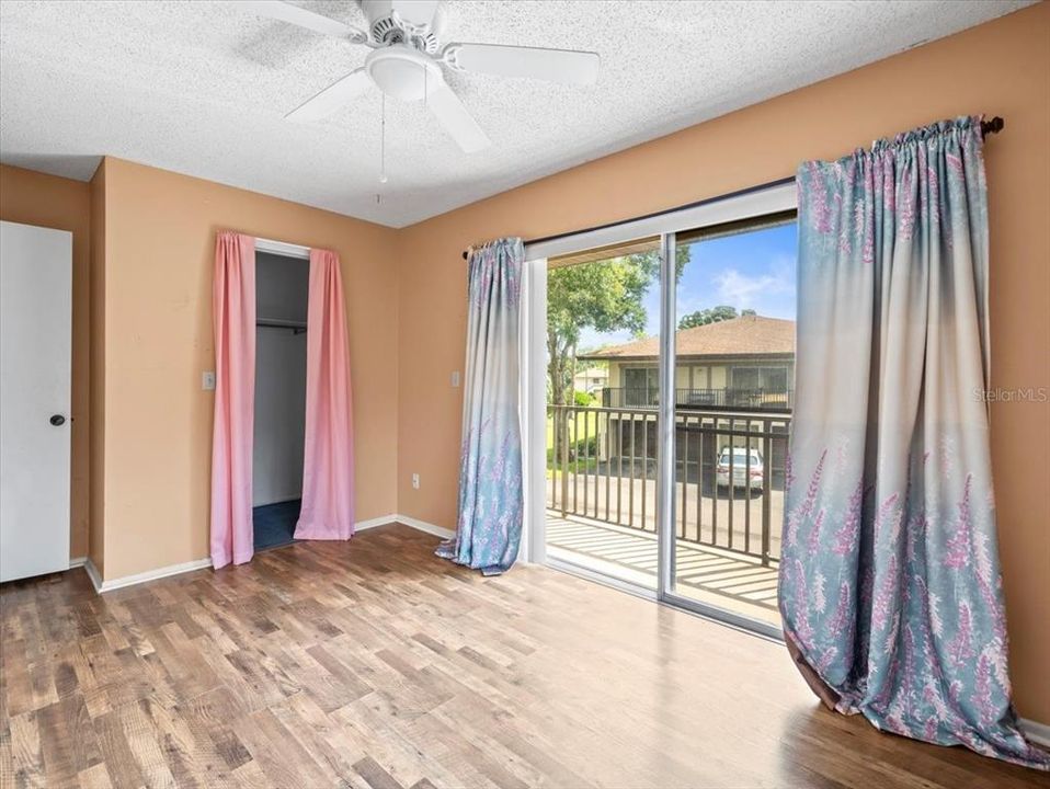 合同活跃: $108,000 (2 贝兹, 1 浴室, 872 平方英尺)