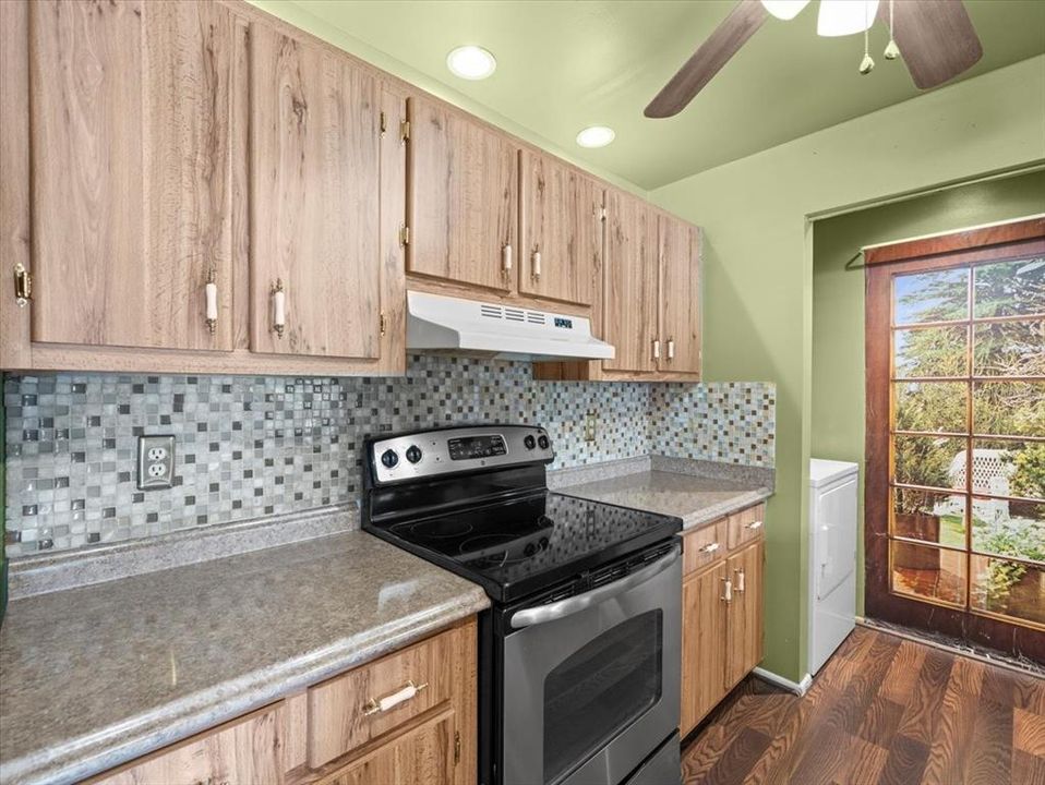 合同活跃: $108,000 (2 贝兹, 1 浴室, 872 平方英尺)