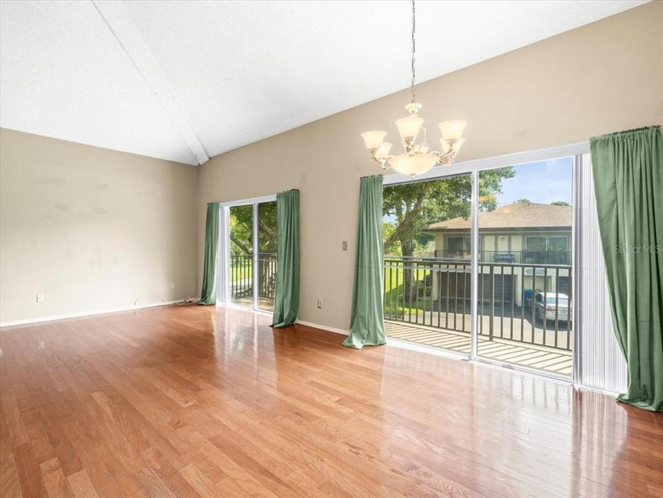 合同活跃: $108,000 (2 贝兹, 1 浴室, 872 平方英尺)