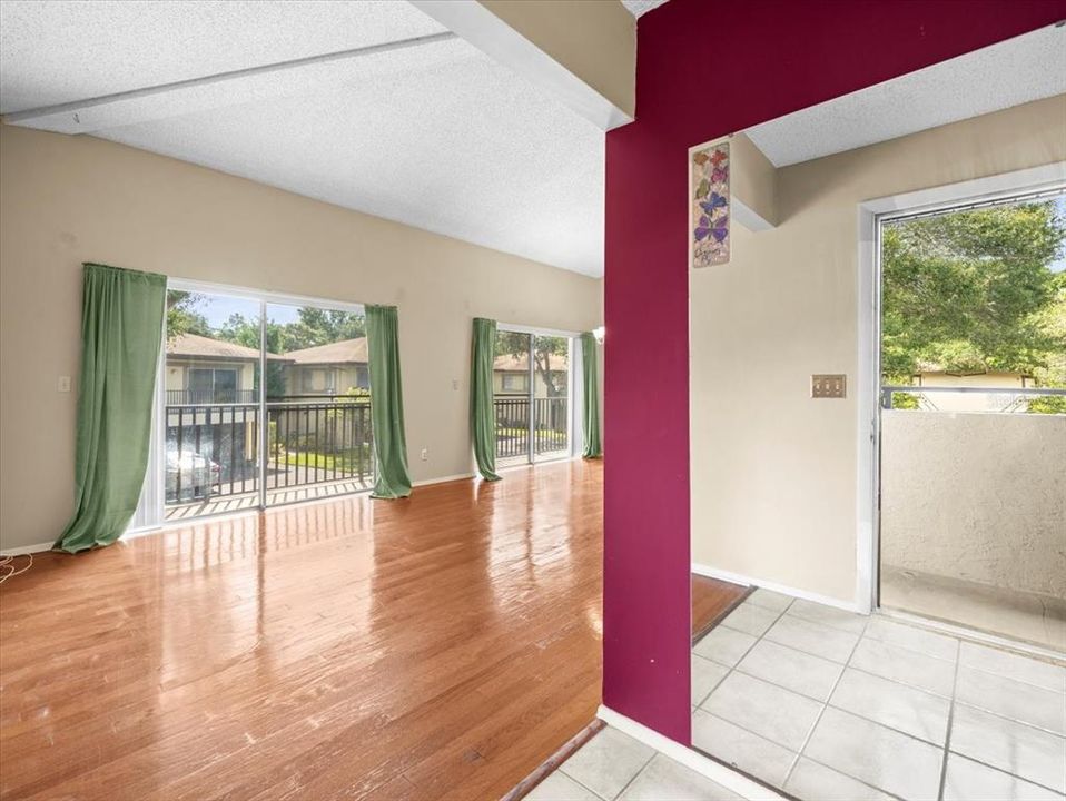 合同活跃: $108,000 (2 贝兹, 1 浴室, 872 平方英尺)