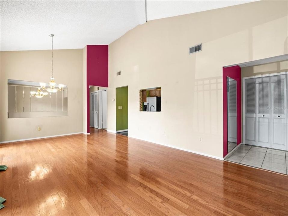 合同活跃: $108,000 (2 贝兹, 1 浴室, 872 平方英尺)