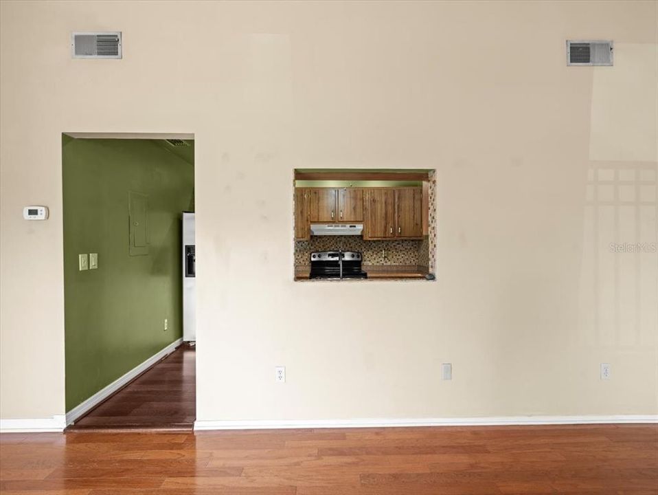 合同活跃: $108,000 (2 贝兹, 1 浴室, 872 平方英尺)