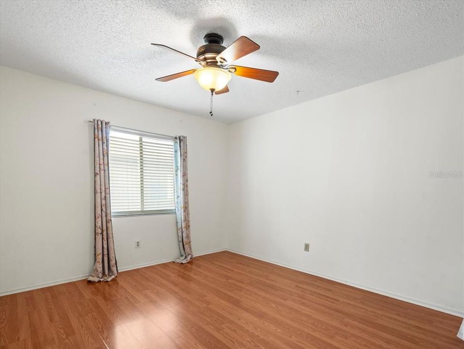 合同活跃: $108,000 (2 贝兹, 1 浴室, 872 平方英尺)