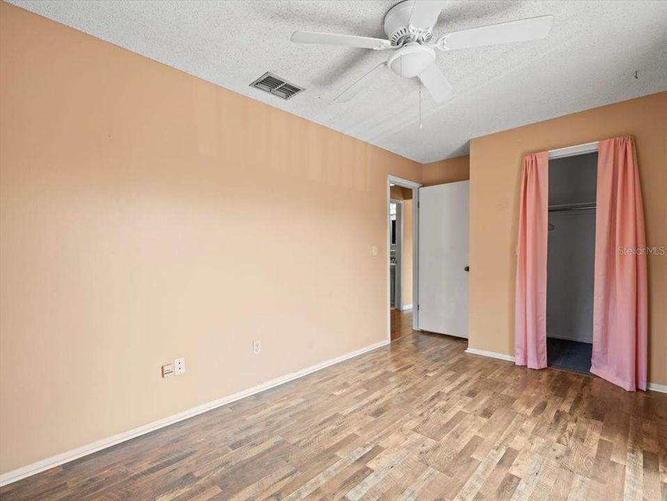 合同活跃: $108,000 (2 贝兹, 1 浴室, 872 平方英尺)