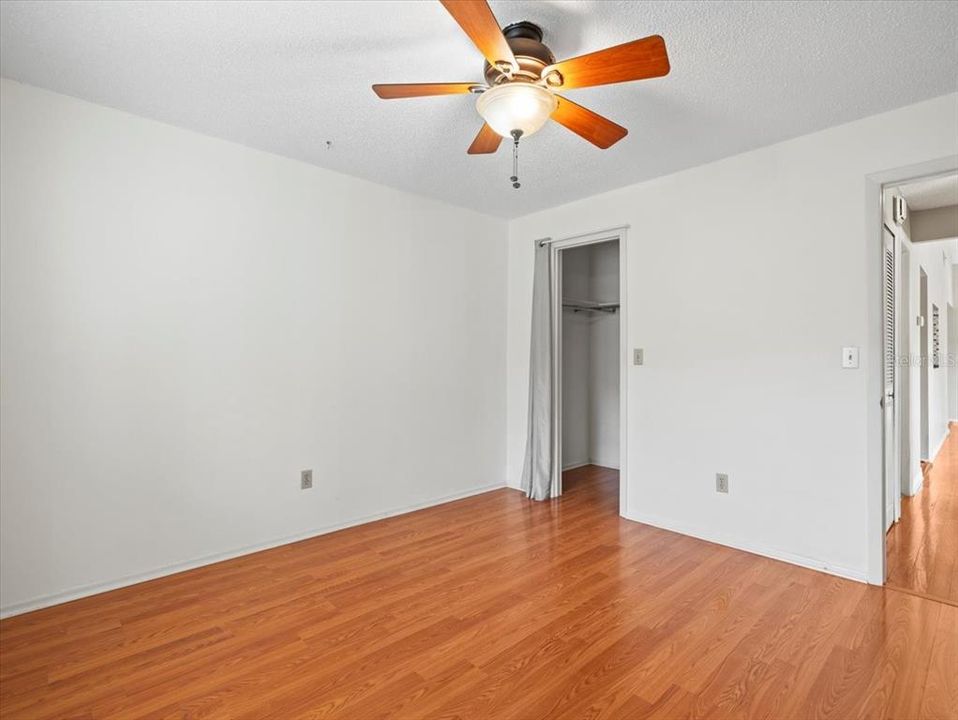 合同活跃: $108,000 (2 贝兹, 1 浴室, 872 平方英尺)