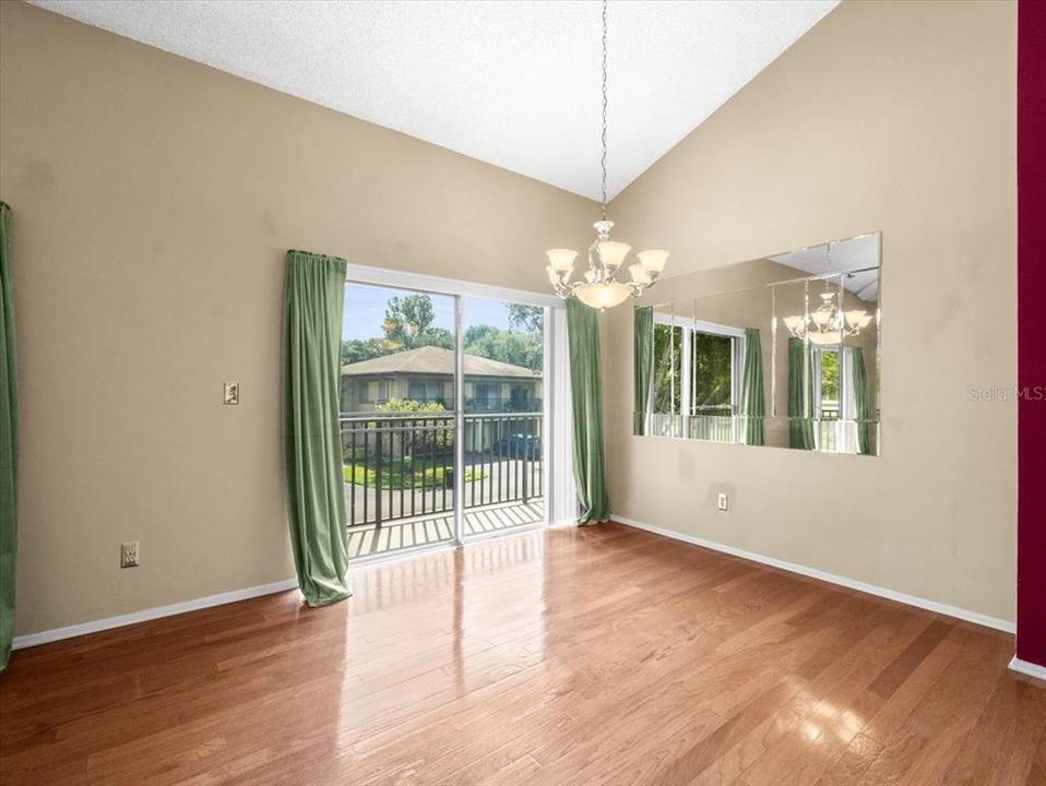 合同活跃: $108,000 (2 贝兹, 1 浴室, 872 平方英尺)