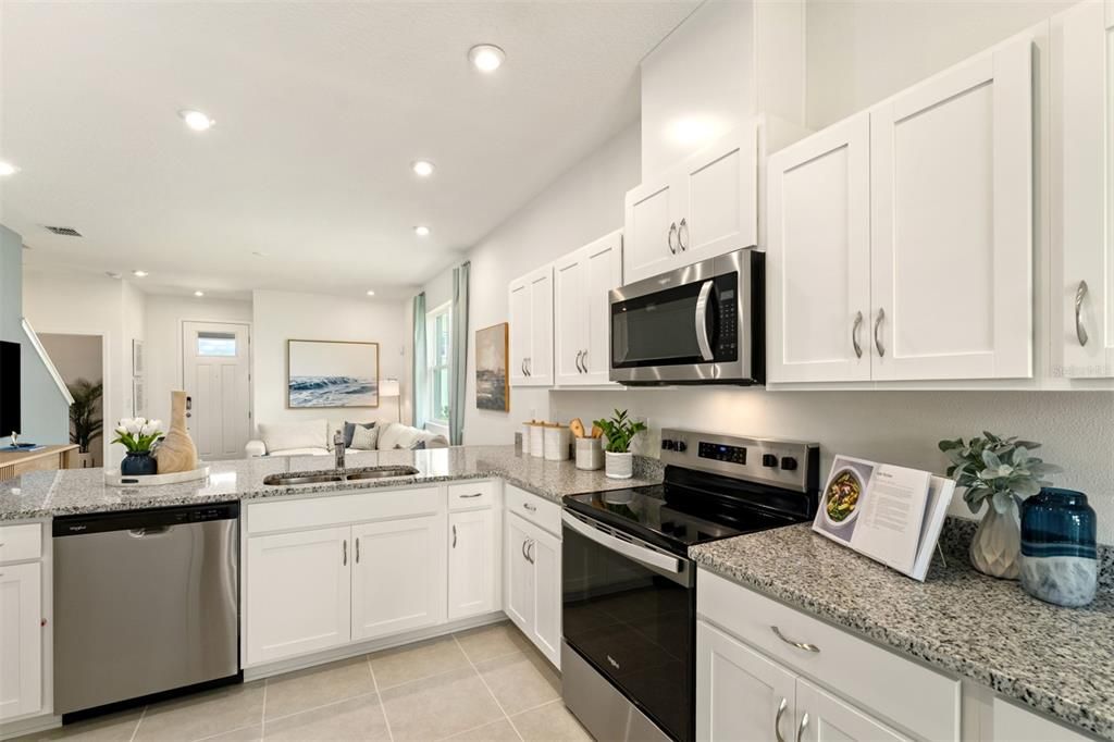 На продажу: $334,990 (3 спален, 2 ванн, 1704 Квадратных фут)