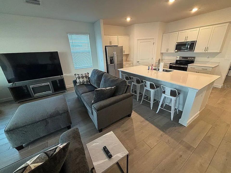 待售: $425,000 (3 贝兹, 3 浴室, 2201 平方英尺)