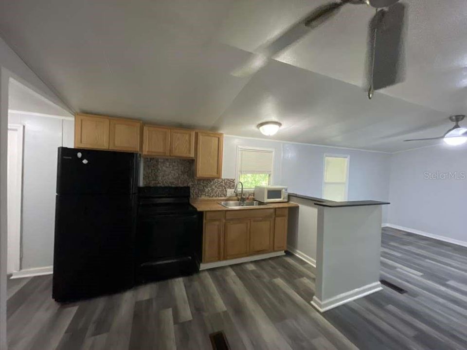 For Rent: $1,600 (2 beds, 1 baths, 744 Square Feet)