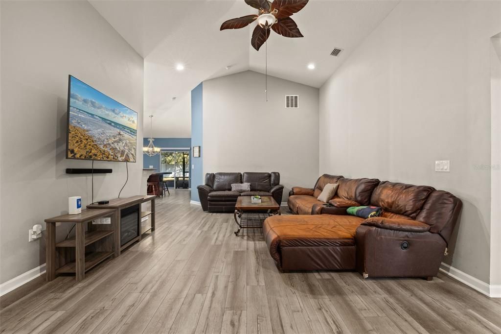 For Sale: $399,900 (4 beds, 2 baths, 1873 Square Feet)