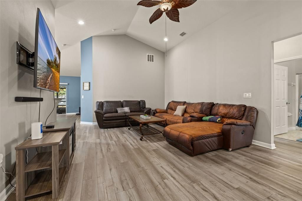 For Sale: $399,900 (4 beds, 2 baths, 1873 Square Feet)