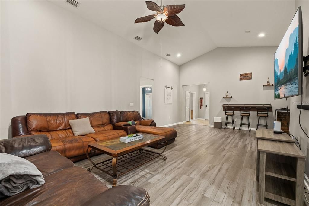 For Sale: $399,900 (4 beds, 2 baths, 1873 Square Feet)