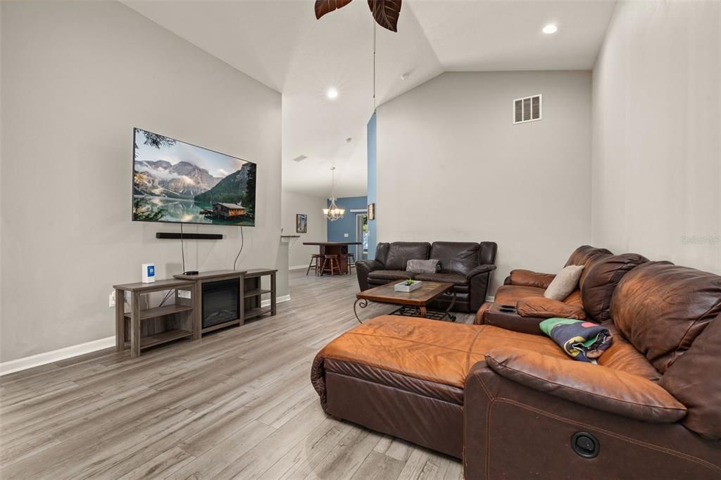 For Sale: $399,900 (4 beds, 2 baths, 1873 Square Feet)