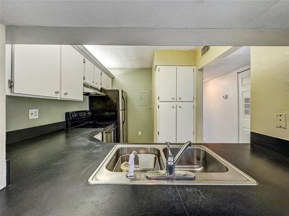 For Rent: $2,000 (2 beds, 2 baths, 979 Square Feet)