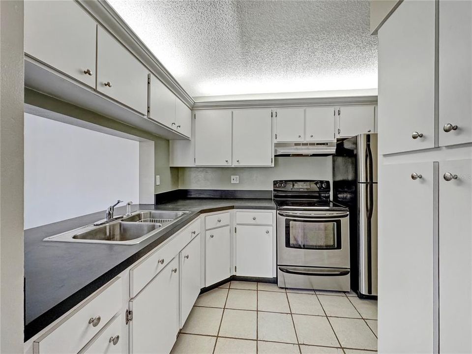 For Rent: $2,000 (2 beds, 2 baths, 979 Square Feet)