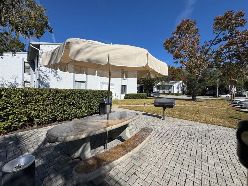 For Rent: $2,000 (2 beds, 2 baths, 979 Square Feet)