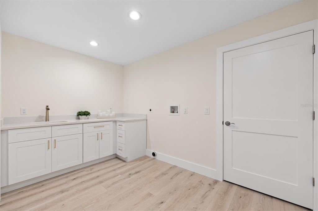 For Sale: $1,090,000 (6 beds, 3 baths, 4709 Square Feet)