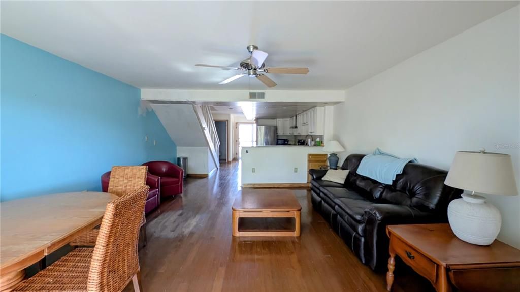 На продажу: $275,000 (2 спален, 2 ванн, 1290 Квадратных фут)