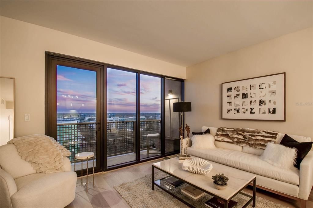 For Sale: $1,175,000 (1 beds, 1 baths, 964 Square Feet)