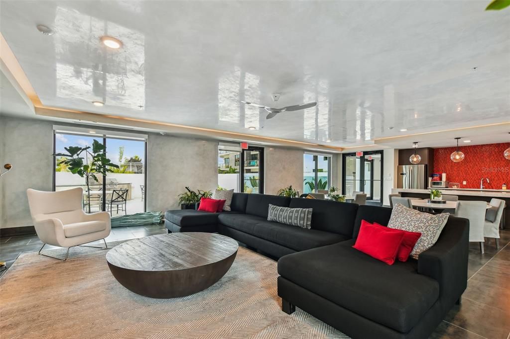 For Sale: $1,175,000 (1 beds, 1 baths, 964 Square Feet)