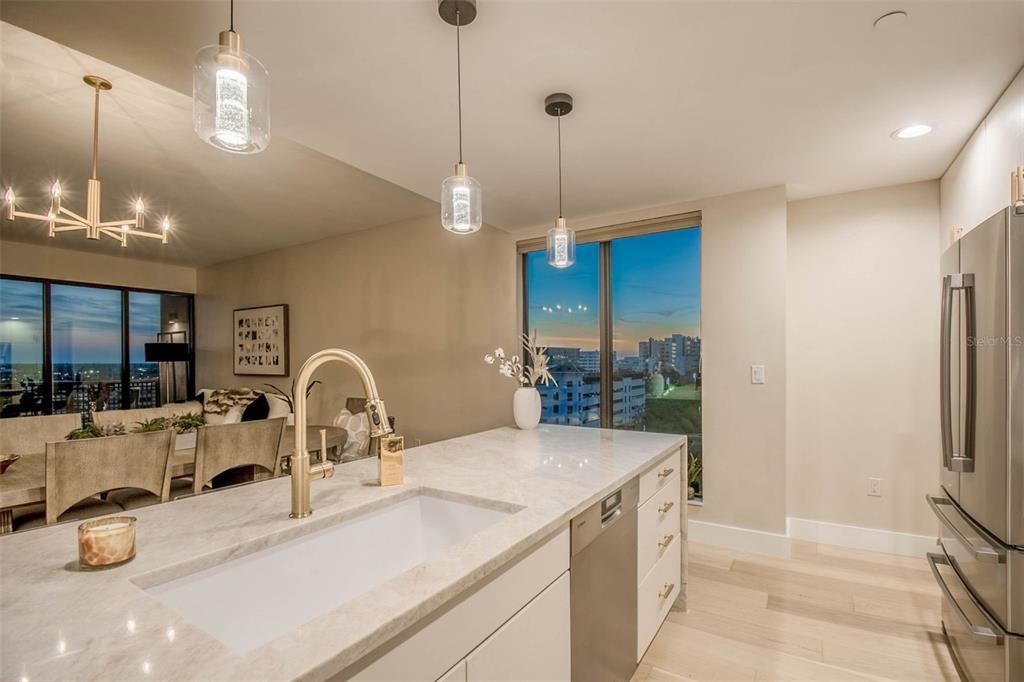 For Sale: $1,175,000 (1 beds, 1 baths, 964 Square Feet)