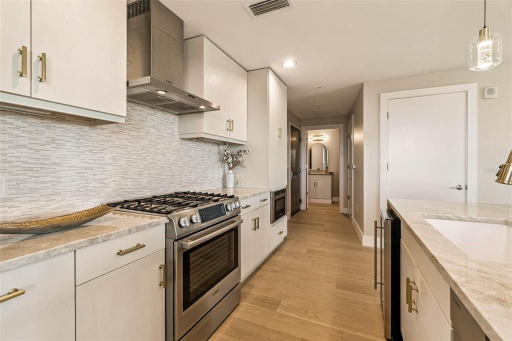 For Sale: $1,175,000 (1 beds, 1 baths, 964 Square Feet)