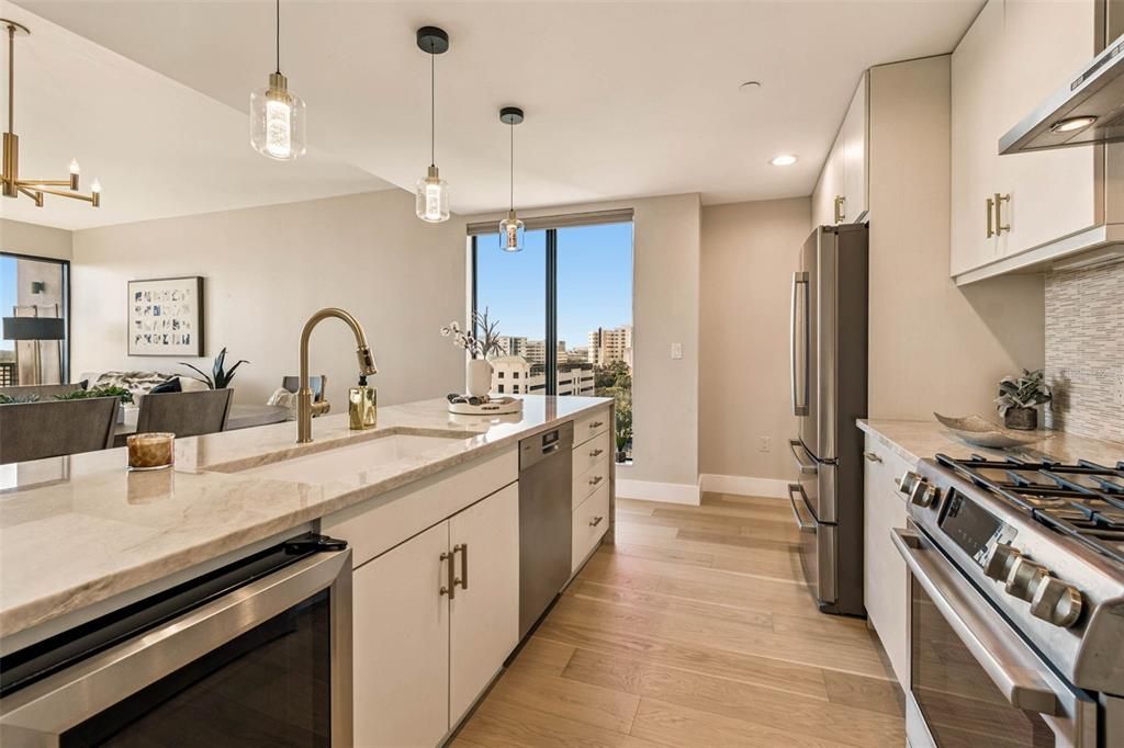 For Sale: $1,175,000 (1 beds, 1 baths, 964 Square Feet)