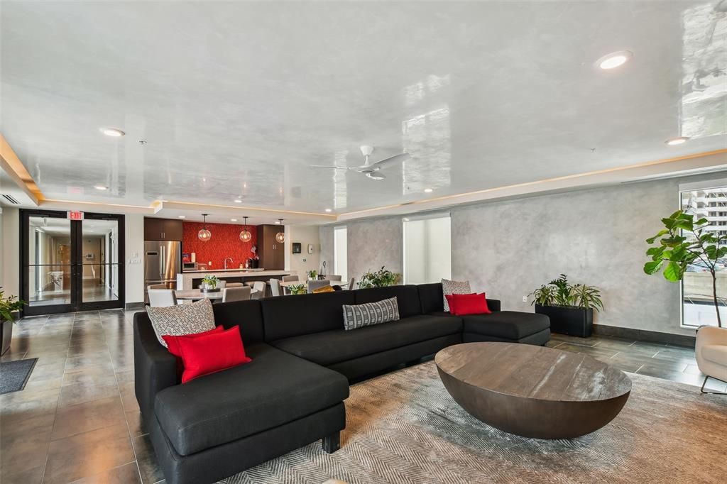 For Sale: $1,175,000 (1 beds, 1 baths, 964 Square Feet)