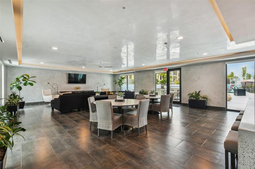 For Sale: $1,175,000 (1 beds, 1 baths, 964 Square Feet)