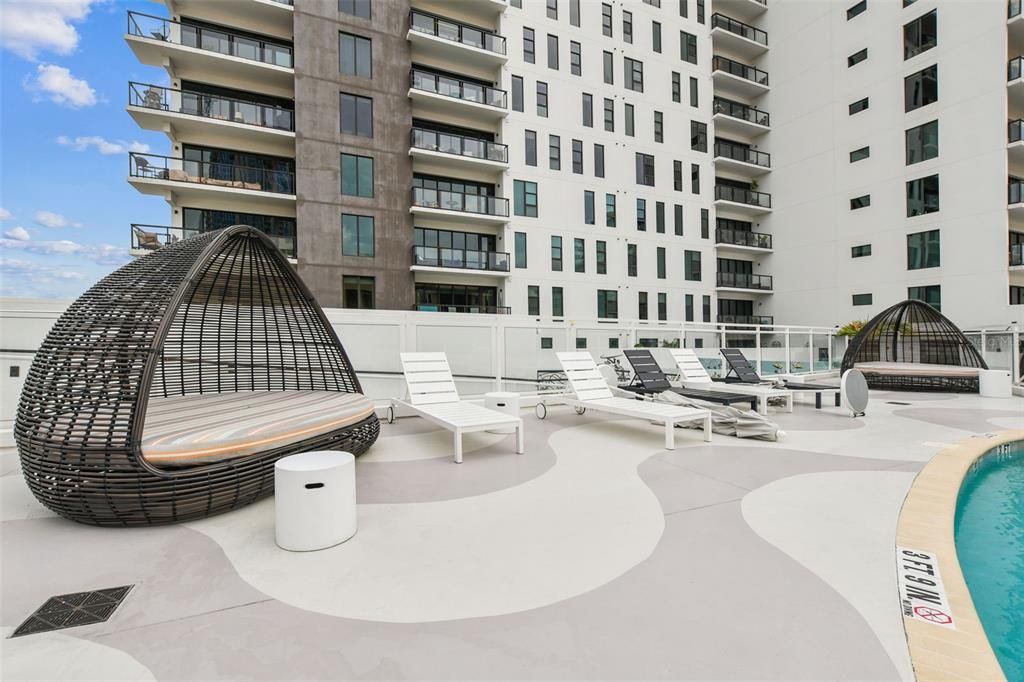 For Sale: $1,175,000 (1 beds, 1 baths, 964 Square Feet)