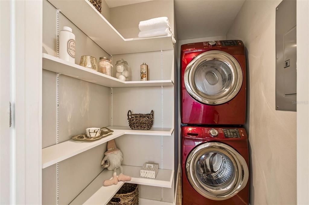 For Sale: $1,175,000 (1 beds, 1 baths, 964 Square Feet)