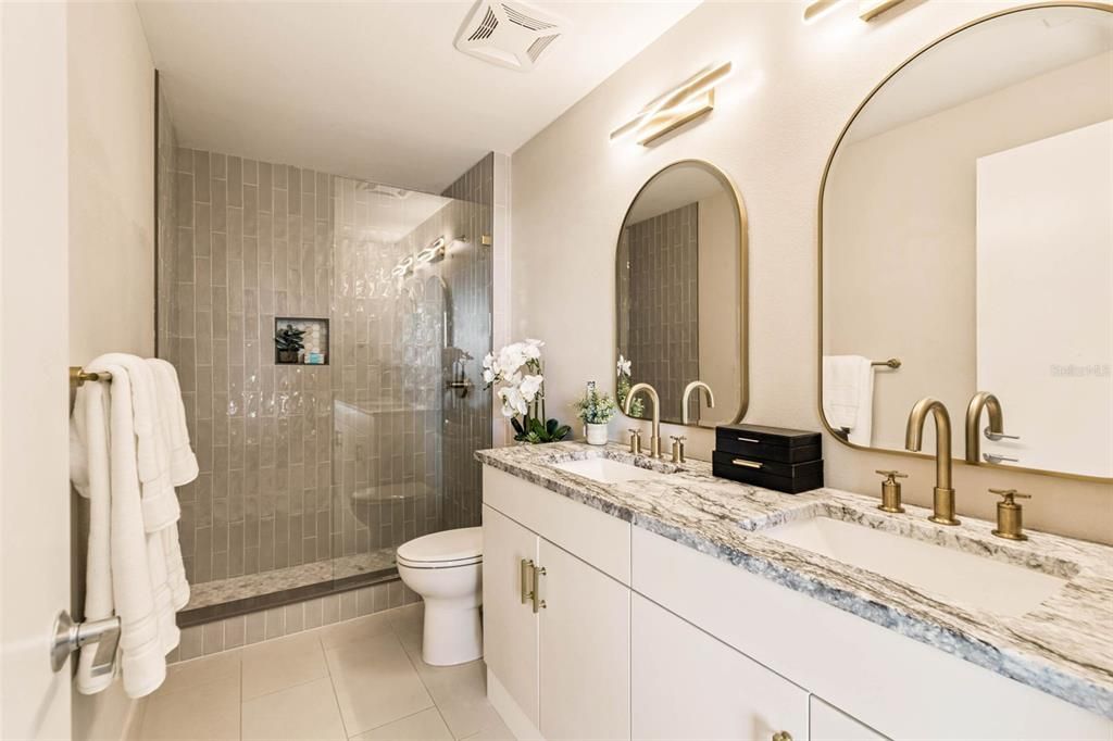 For Sale: $1,175,000 (1 beds, 1 baths, 964 Square Feet)