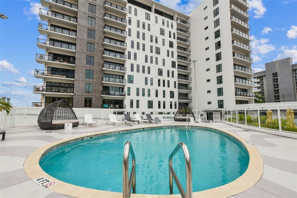 For Sale: $1,175,000 (1 beds, 1 baths, 964 Square Feet)