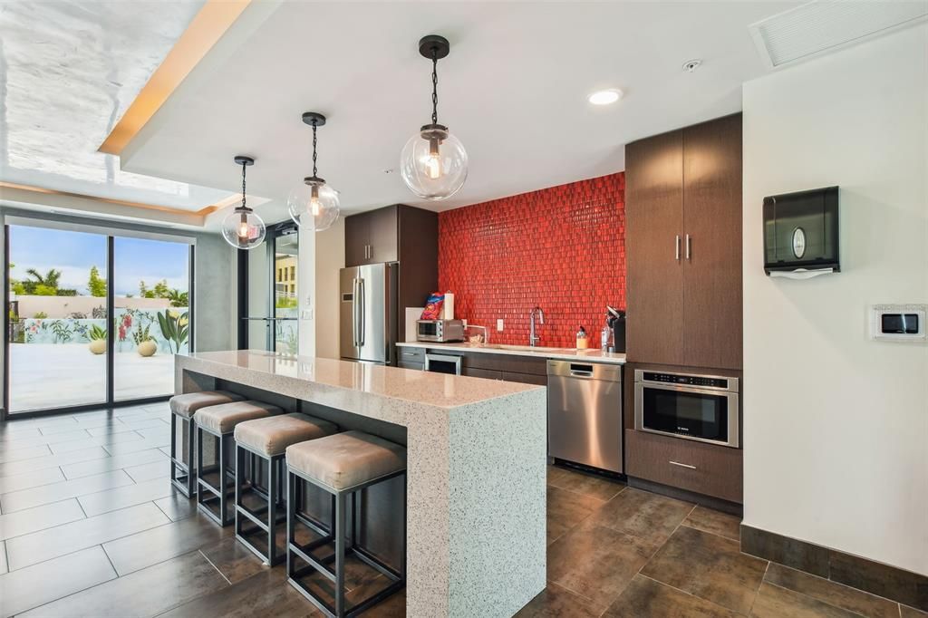 For Sale: $1,175,000 (1 beds, 1 baths, 964 Square Feet)