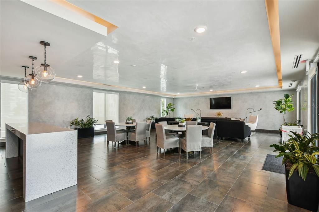 For Sale: $1,175,000 (1 beds, 1 baths, 964 Square Feet)