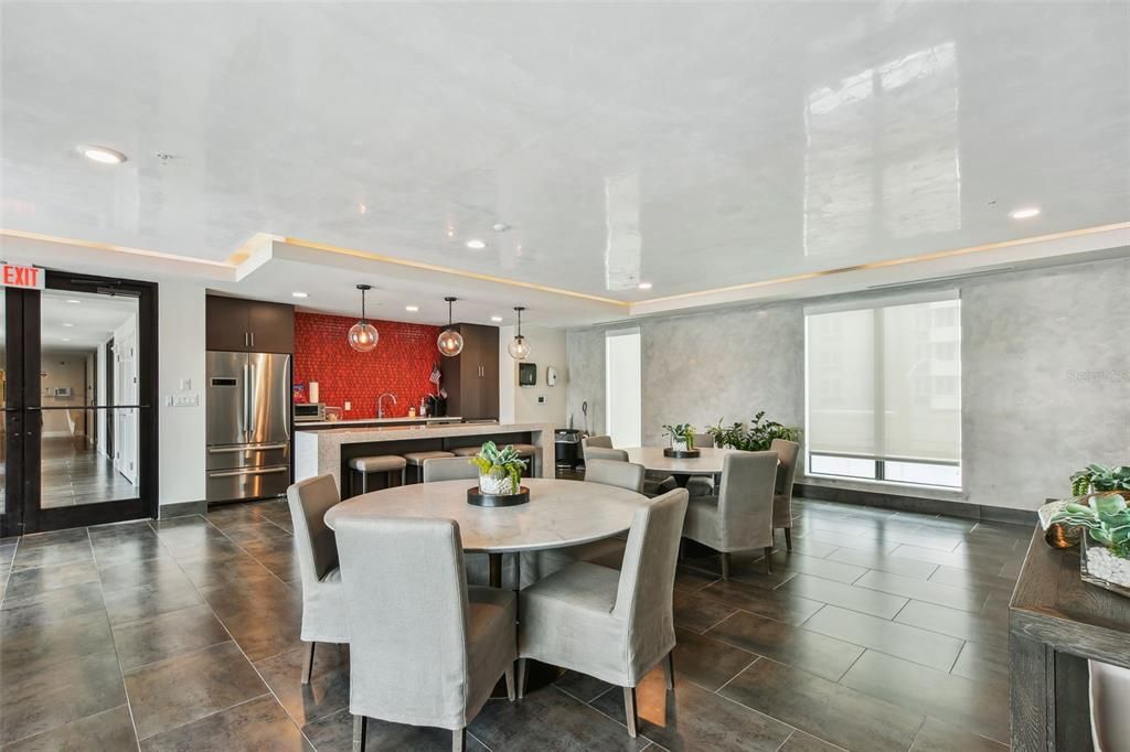 For Sale: $1,175,000 (1 beds, 1 baths, 964 Square Feet)