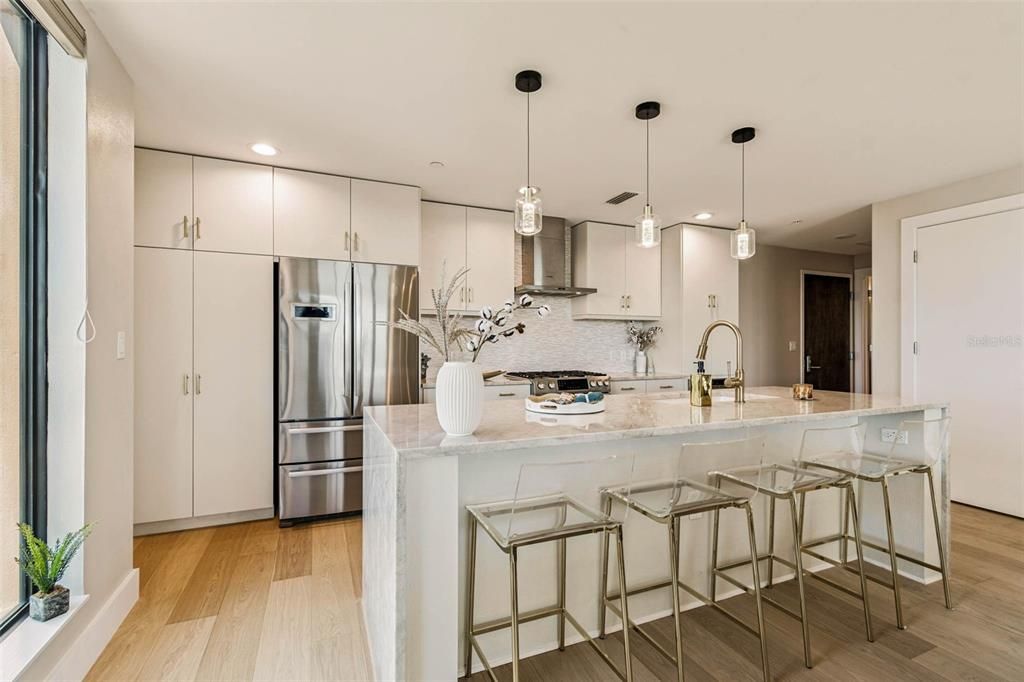 For Sale: $1,175,000 (1 beds, 1 baths, 964 Square Feet)