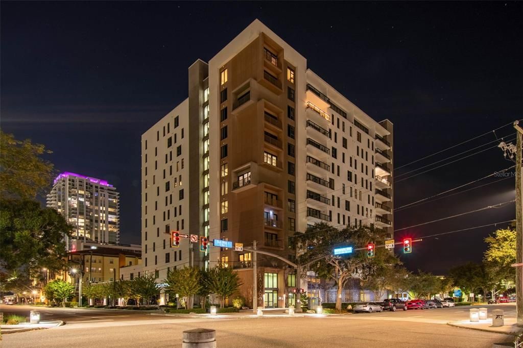 For Sale: $1,175,000 (1 beds, 1 baths, 964 Square Feet)