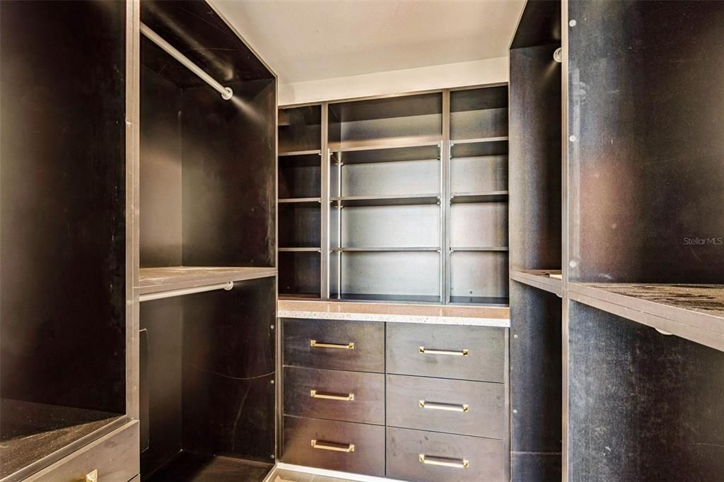 For Sale: $1,175,000 (1 beds, 1 baths, 964 Square Feet)