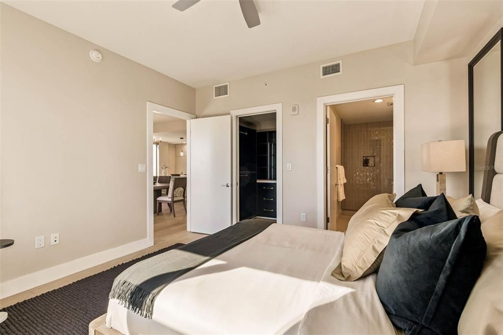 For Sale: $1,175,000 (1 beds, 1 baths, 964 Square Feet)