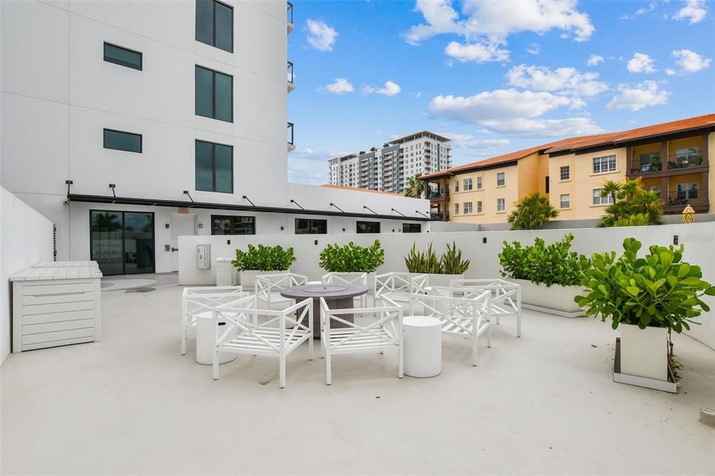 For Sale: $1,175,000 (1 beds, 1 baths, 964 Square Feet)